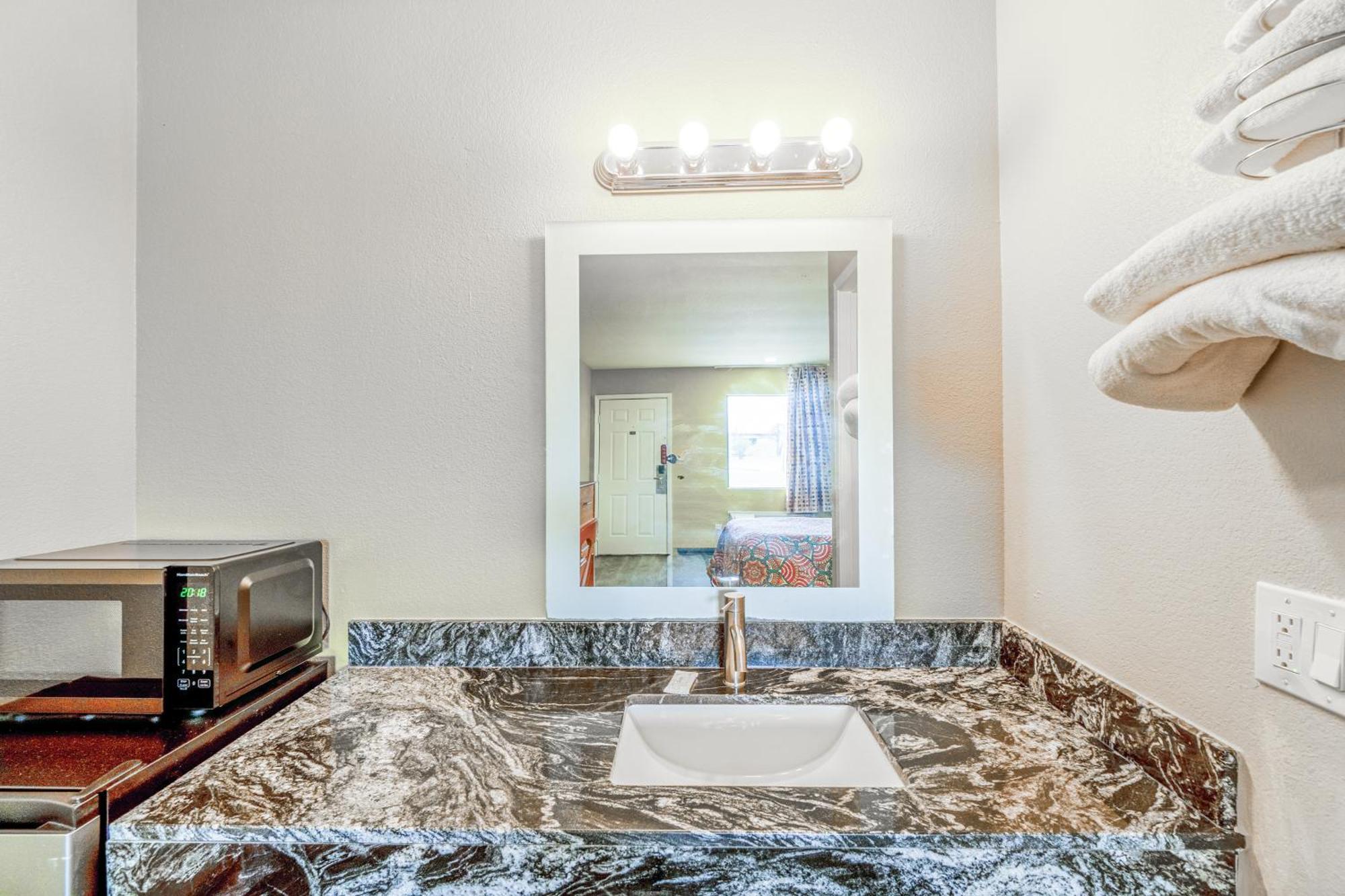 Regency Inn By Oyo Rockdale Tx Екстер'єр фото