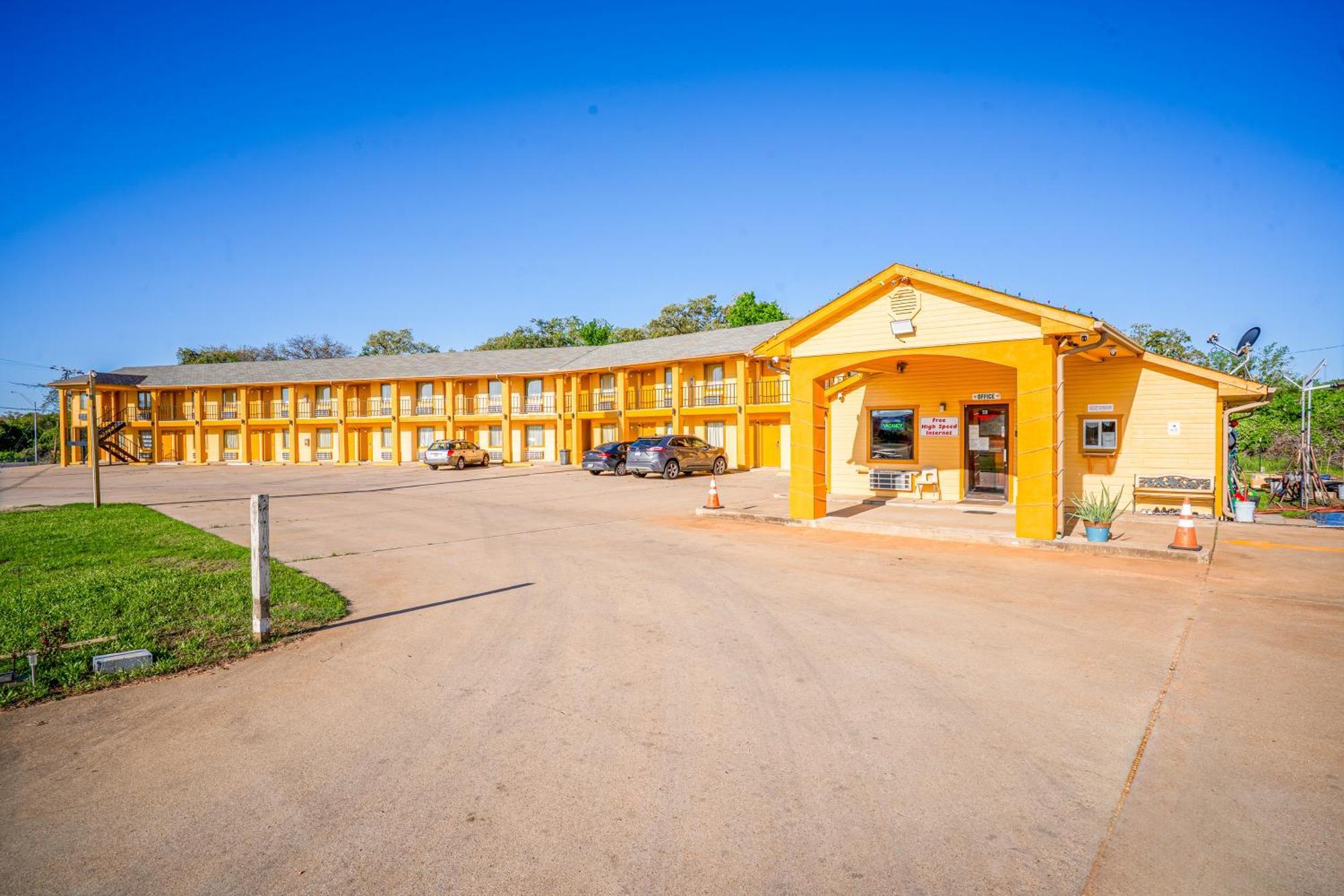 Regency Inn By Oyo Rockdale Tx Екстер'єр фото
